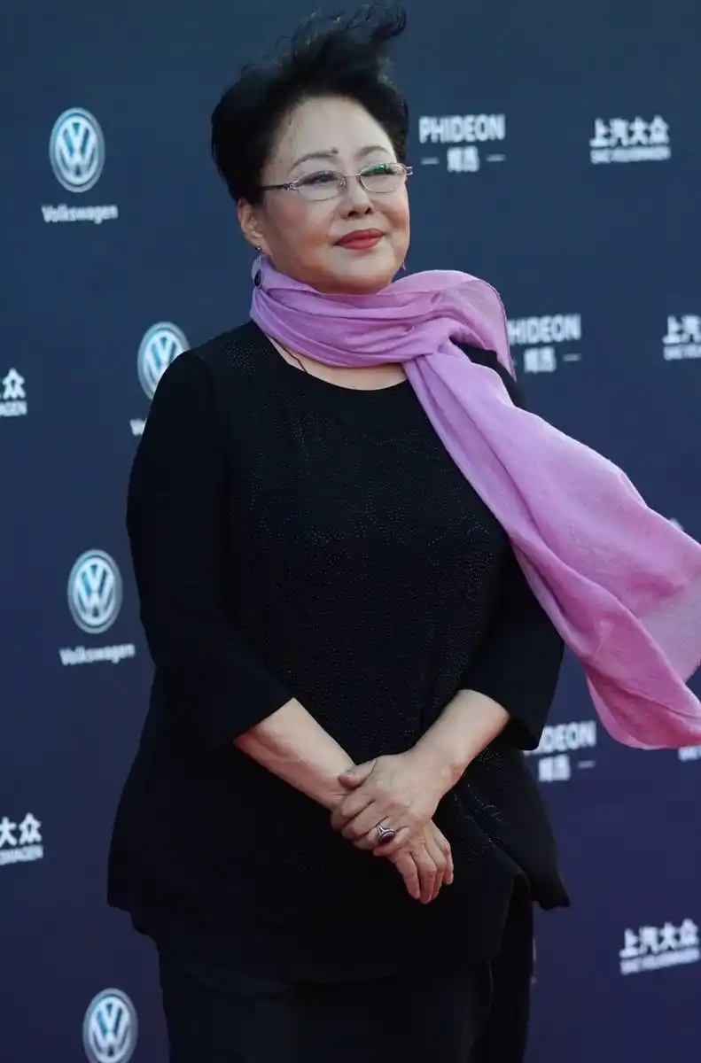 原创70岁斯琴高娃现身,印花衬衫配红围巾端庄大方,不愧是老艺术家