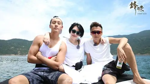 小s无视谢霆锋熊抱陈伟霆满脸幸福陈伟霆秀肌肉荷尔蒙爆棚