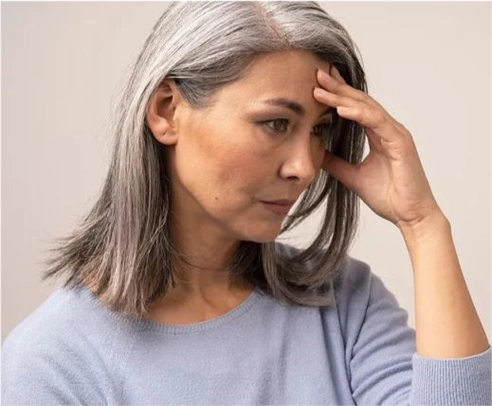 平时我们会发现身边很多年轻人容易长出白头发,出现白头发之后,会让人