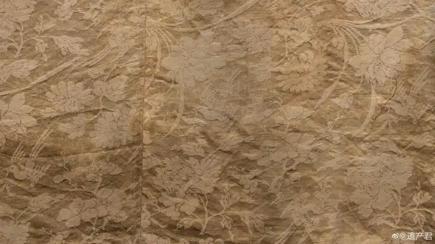 杭州中国丝绸博物馆明代折枝花鸟暗花缎广绣袍