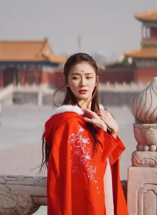 迷人气质影视演员明星美女蔡卓宜红色古装汉服紫禁城优雅写真