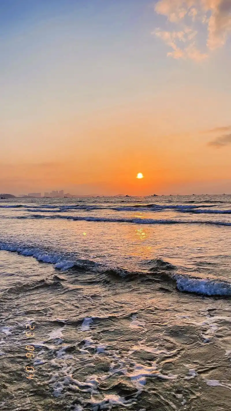 wechat:川海边日出  文案.凌晨五点的日出,人间皆是浪 - 抖音