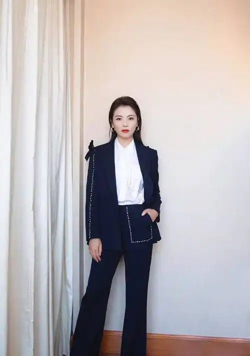 刘涛终于有了新身份,穿亮片西装化身"霸总",修饰身材好显高_时尚_时候