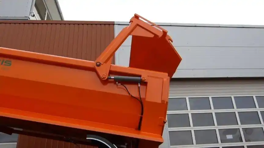 简单实用的自卸车后门开启自锁机构