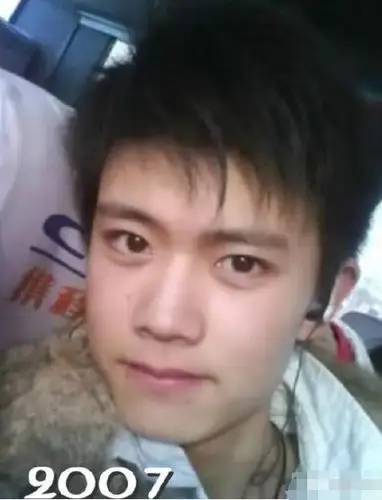 任嘉伦学生时期旧照曝光模样青涩大眼呆萌