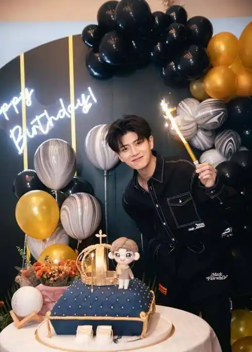 任嘉伦生日快乐,愿你的眼睛只看得到笑容,心中充满阳光_祝福_照片