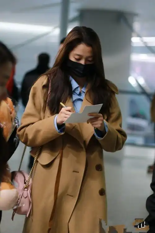 关晓彤私服素颜现身机场