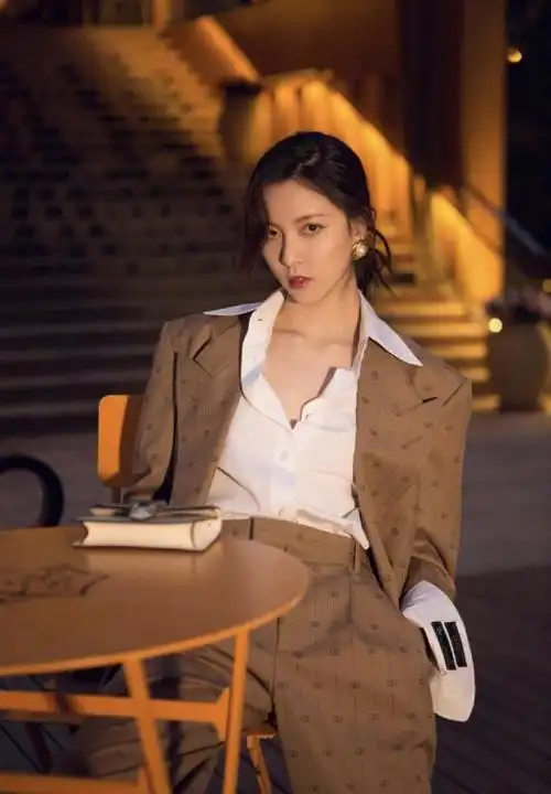 宋妍霏颜值高就是任性,卡其色西装也能穿出强大气场,桀骜不驯