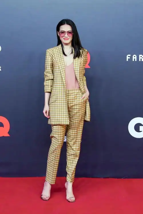 舒淇穿格子西装小秀事业线 挥手甜笑气场足