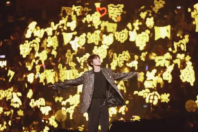 蔡徐坤咪咕汇金海#金海应援给力,整个场子都亮了