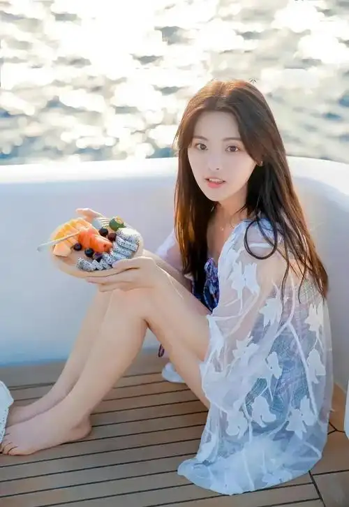 杨超越身材还是顶级的