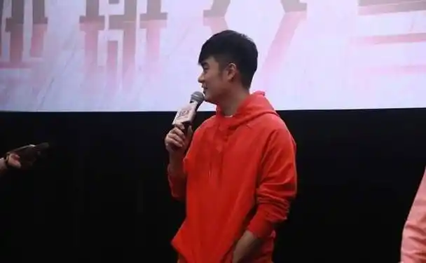 原创陈赫胖了更有好爸爸样穿宽松卫衣遮身材曲线圆滚滚看着挺幸福