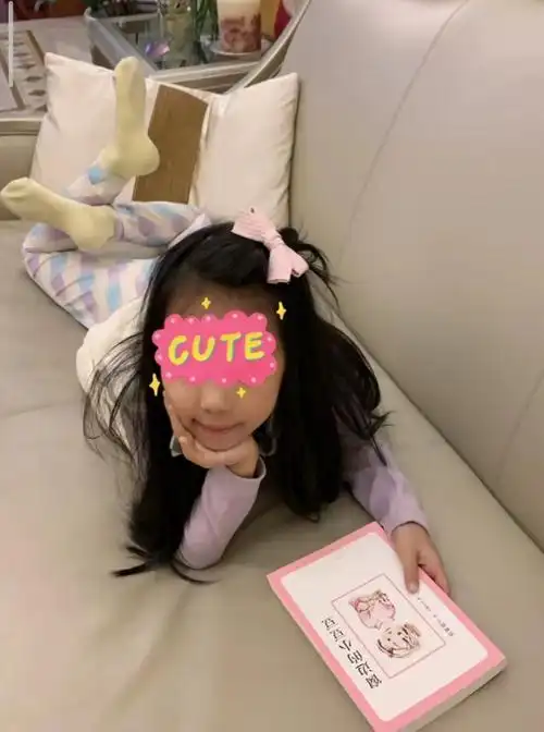 伊能静晒7岁女儿近照米粒身高优越像爸爸梨涡浅笑越来越漂亮