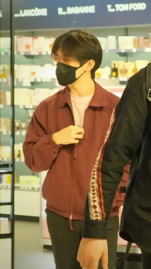 路人镜头下的易烊千玺 电影感拉满了9615    #易烊千玺被夸害羞了