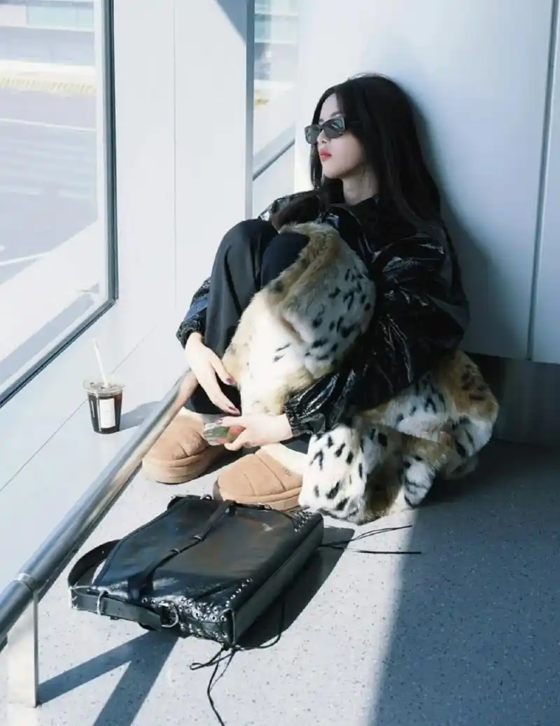 杨超越私服随拍皮草配雪地靴  杨超越近日展示了一套私人服装穿搭,她