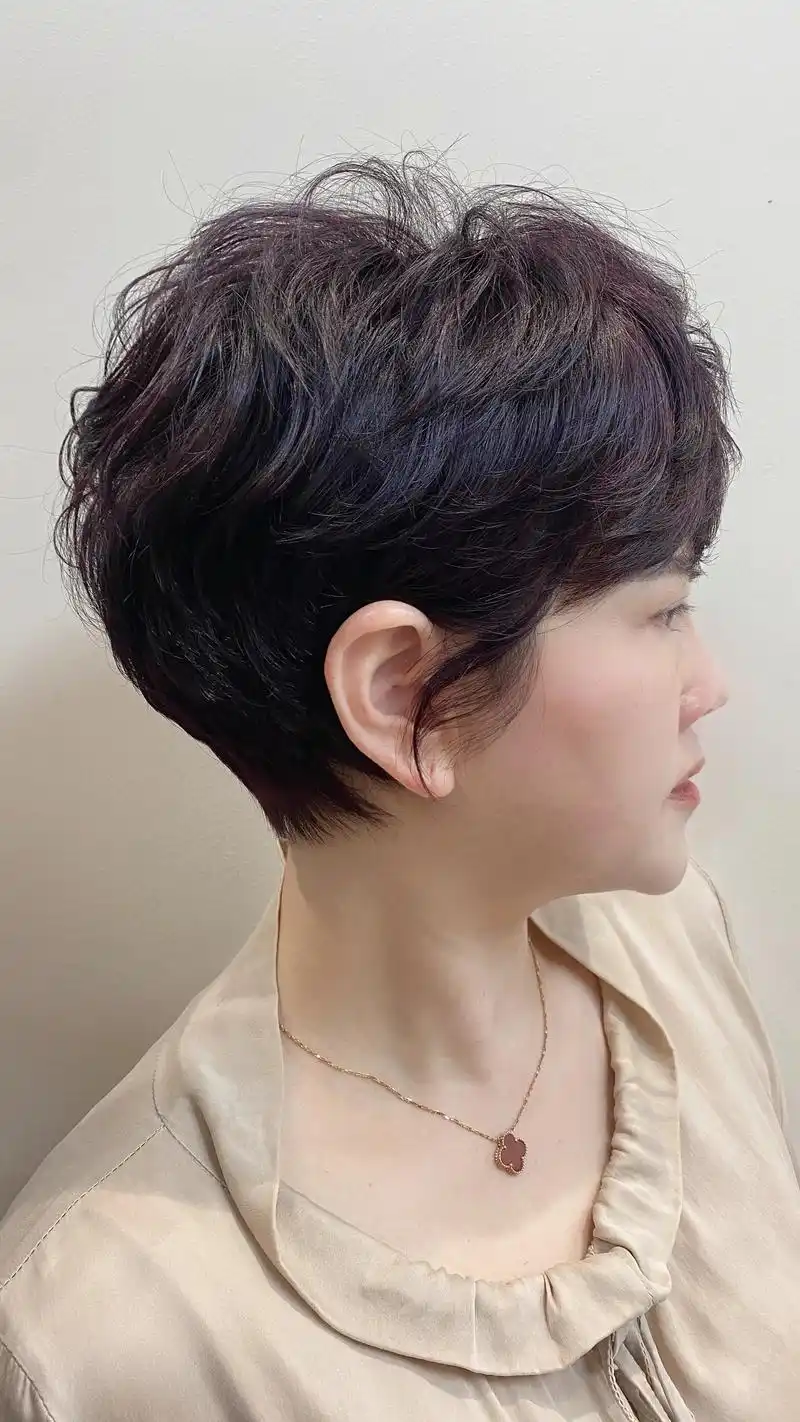 女人想变美,最火发型不能少,剪短发烫卷卷