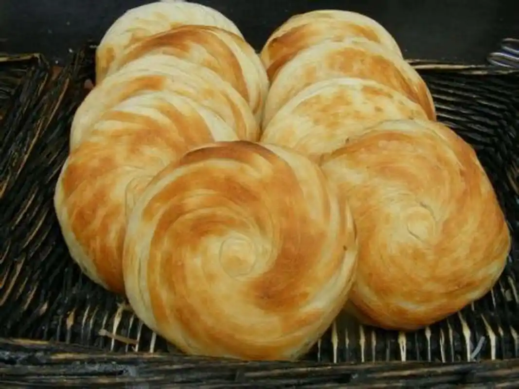 火烧饼,是松溪县的一大特色小吃,香脆可口,油嫩鲜滑,特别是刚出炉的.