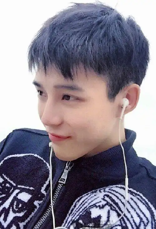 男生前面刘海怎么剪帅气 剃剪出帅气男生短发造型