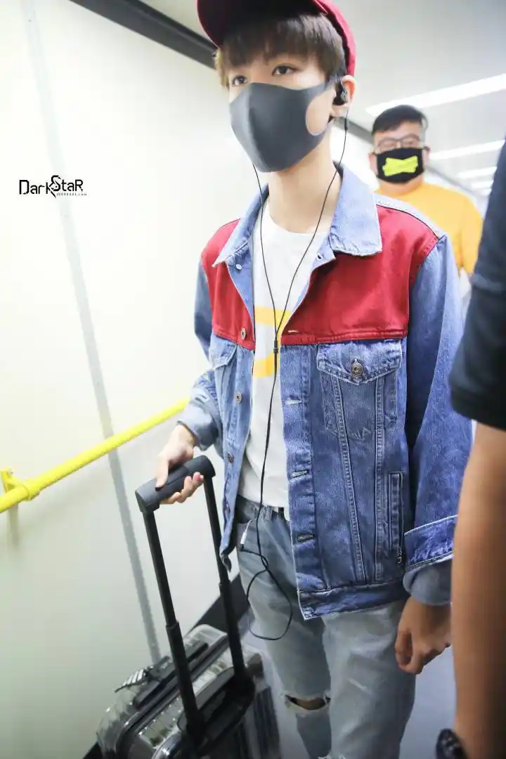 [tfboys][新闻]180706 王俊凯北京飞贵阳 睡眼惺忪的小少年