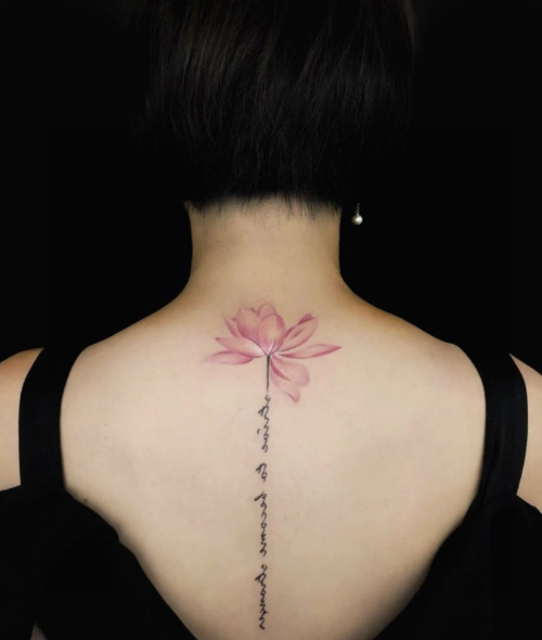 女生背部脊柱纹身 让美背更具曲线感(5/14)-纹身图片网