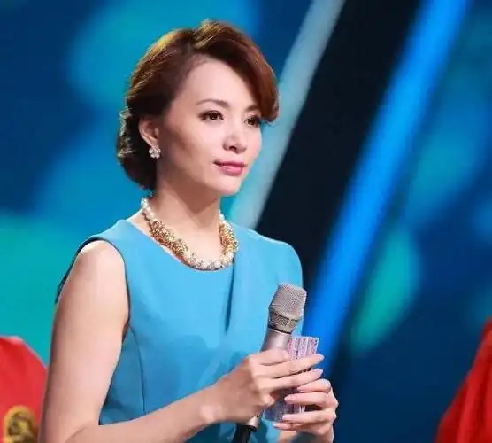 央视女神归来董卿再登主持岗引得万众狂欢