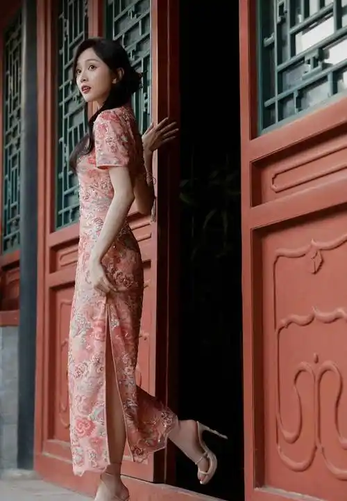 吴宣仪的性子真好!身穿粉色刺绣旗袍,精致优雅_气质_身材_漂亮