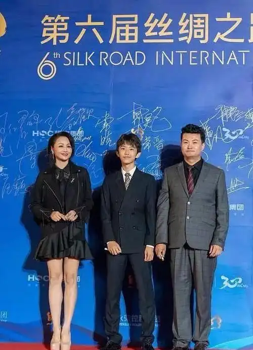 45岁曹颖好久不见留短发脸上皮肤却发黄但大长腿真是开挂了