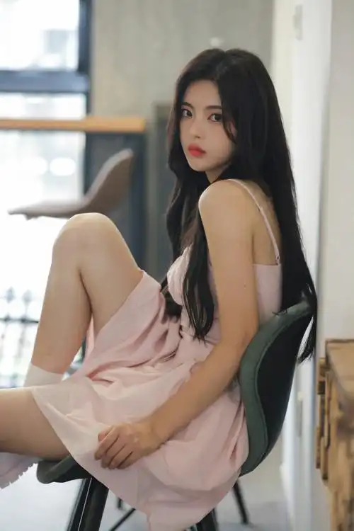 杨超越粉色抹胸连衣裙生日写真青春活力粉嫩少女生日快乐啊