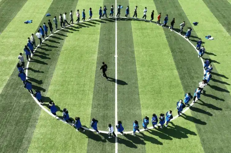 10月16日,兰州新区高级中学的学生在上体育课(无人机照片).