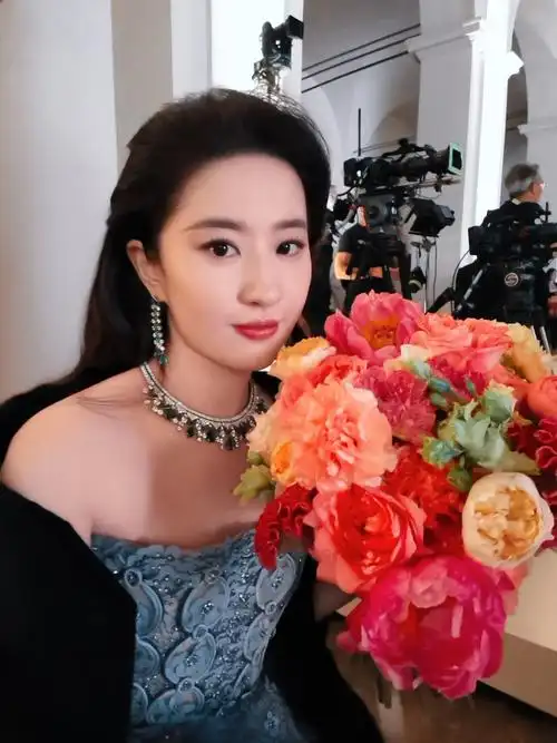 yifei_cc:7615    紧凑忙碌又快乐有趣的行程,感谢@刘亦菲带来