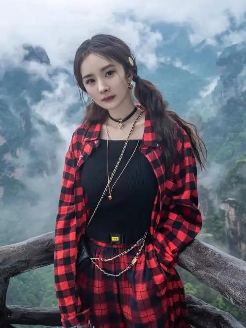 杨幂《花儿与少年4》穿搭赏析 .@啊溪说八卦的动态