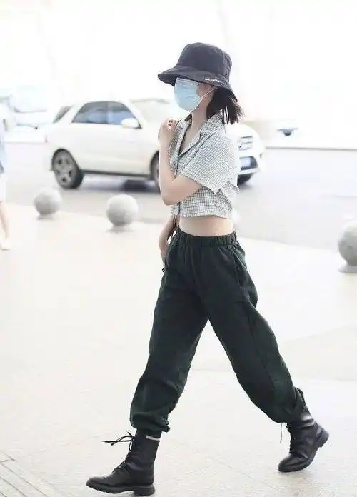 李沁牵手风波后首现身,露腹上衣凸显蜂腰盈盈一握,鞋子却成败笔_的