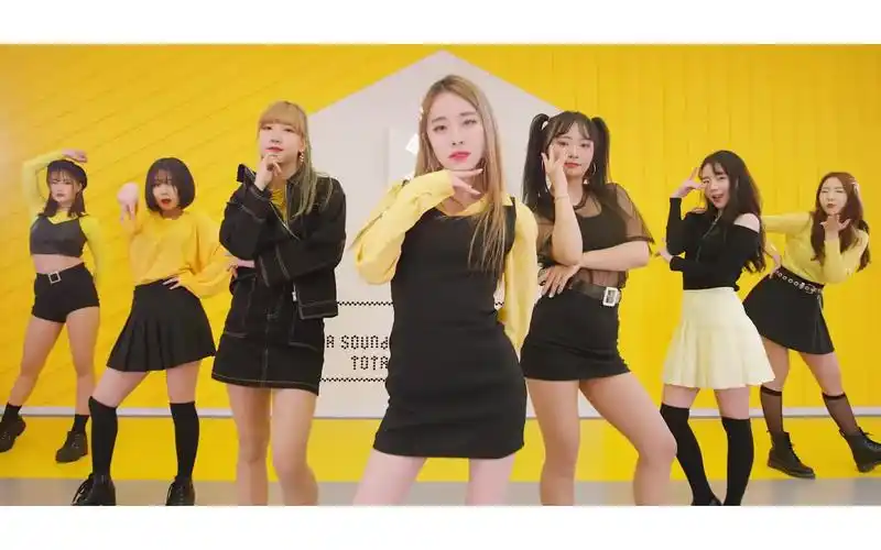 韩国舞团小姐姐翻跳 momoland - im so hot(室内)_哔哩哔哩_bilibili