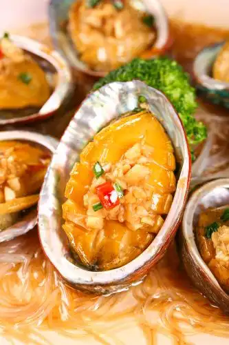 盘子里的蒜蓉粉丝鲍鱼