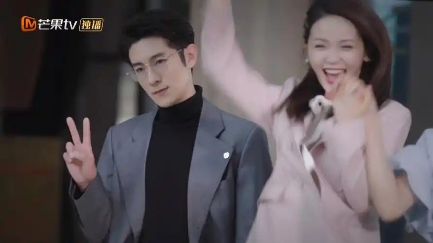 第一张合照是观鼎和恒星合并时的留念?老狐狸戴着的眼镜不是李浅送的.