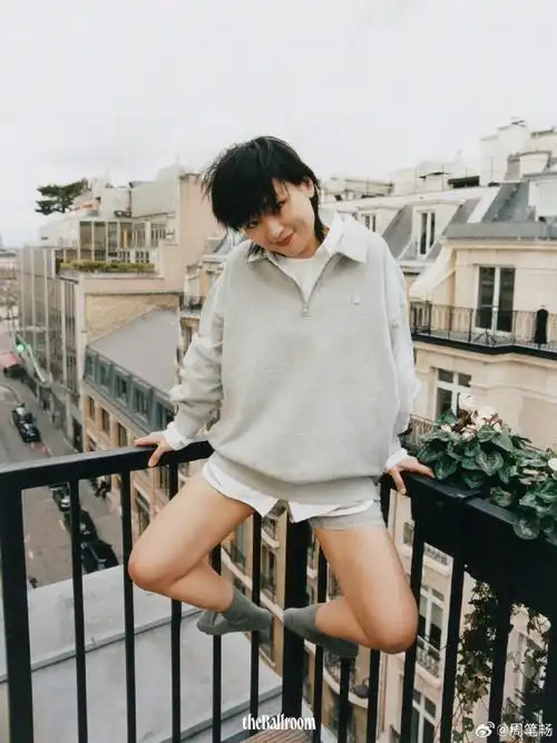 周笔畅法式街拍大片