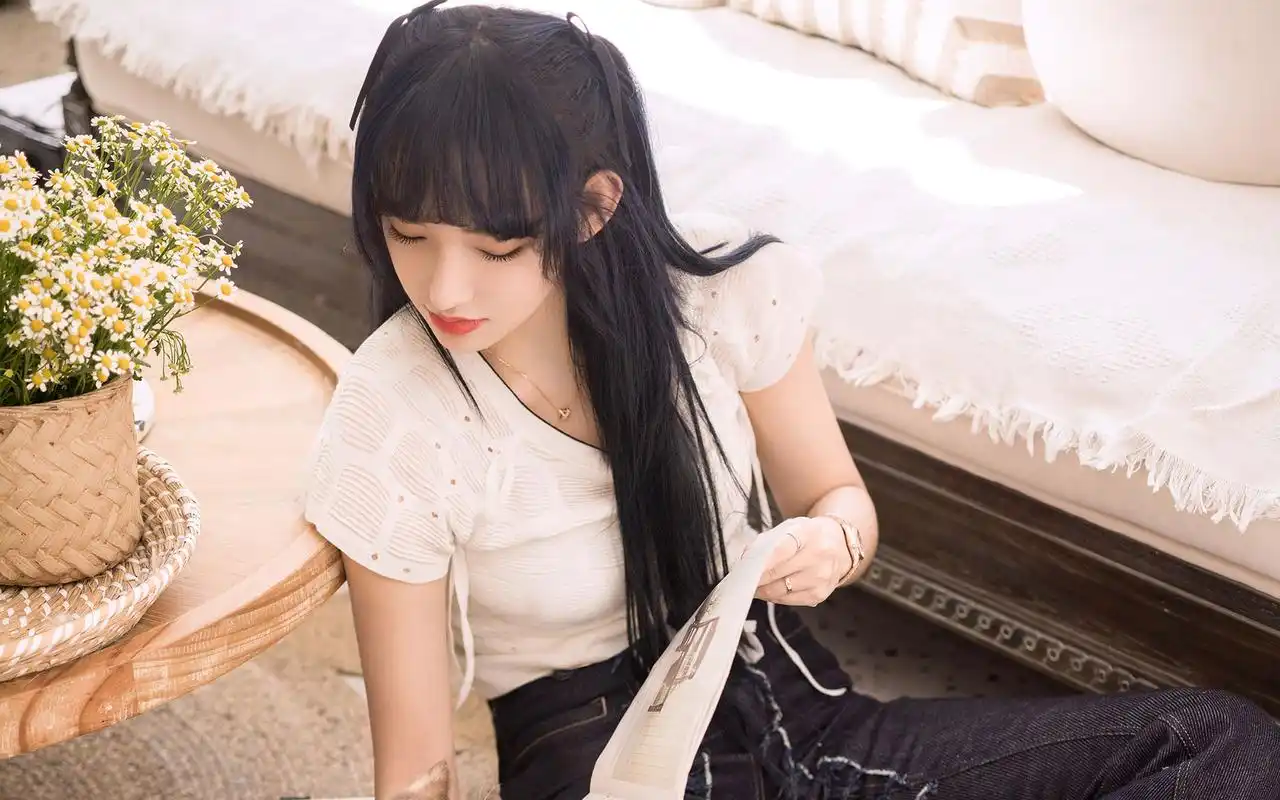 程潇慵懒甜美高清桌面壁纸