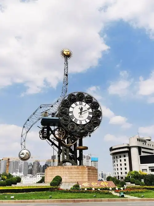 世纪钟是为了迎接新世纪在天津站广场建造的大型标识性城雕建筑,时光