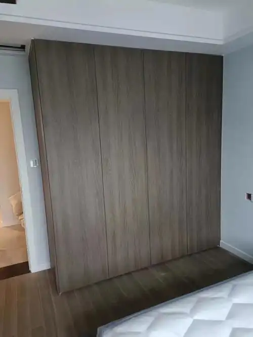 安装现场一门到顶木纹色衣柜真好看