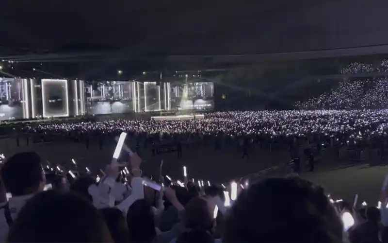 五月天成都演唱会 《派对动物》  《离开地球表面》! 全场蹦迪 !