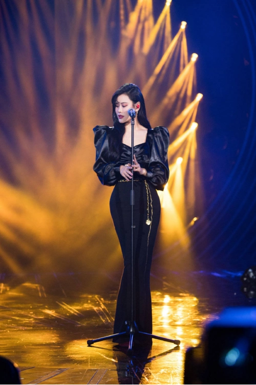 袁娅维真是太会穿了黑色泡泡袖裙子让人心动