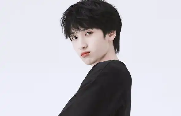 严浩翔图片 锐百科 - 全球人物百科全书