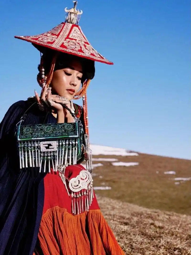 吉克隽逸彝族风韵大片  吉克隽逸是一位彝族女歌手,她出生于四川省