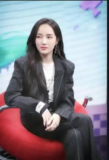 沈梦辰在《听姐说》吐槽孟佳发量少,还晒出对比图,皮一下很开心_女生