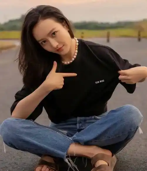 着装tip:黑色印花t恤,蓝色牛仔裤,棕色凉鞋,珍珠项链王鸥的着装展现出