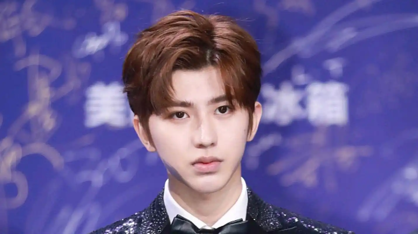 c女士说自己怀上孩子后,蔡徐坤妈妈不信,让私家侦探在女孩家门口安装