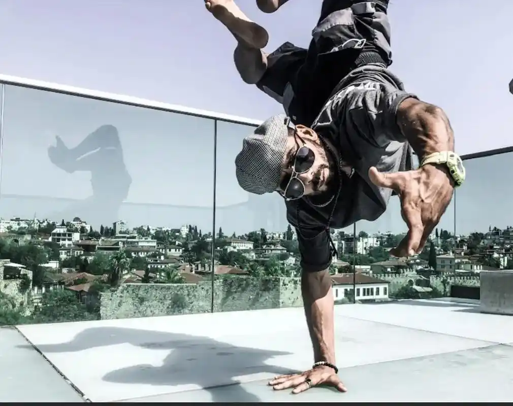 更新一波#breaking #bboy #街舞壁纸  - 抖音