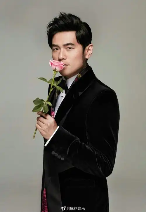 周杰伦胡子自拍