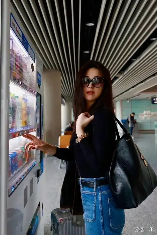 女明星# 朱珠机场街拍!黑色搭配牛仔最好看了,这身穿搭太炫酷了吧!