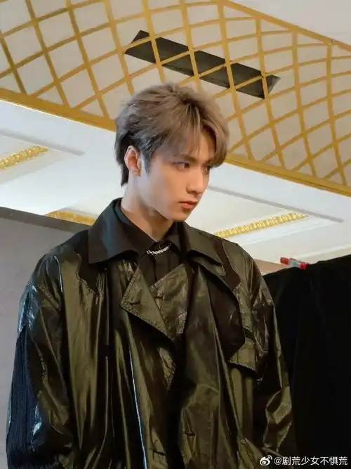 刘耀文发了新鲜照片